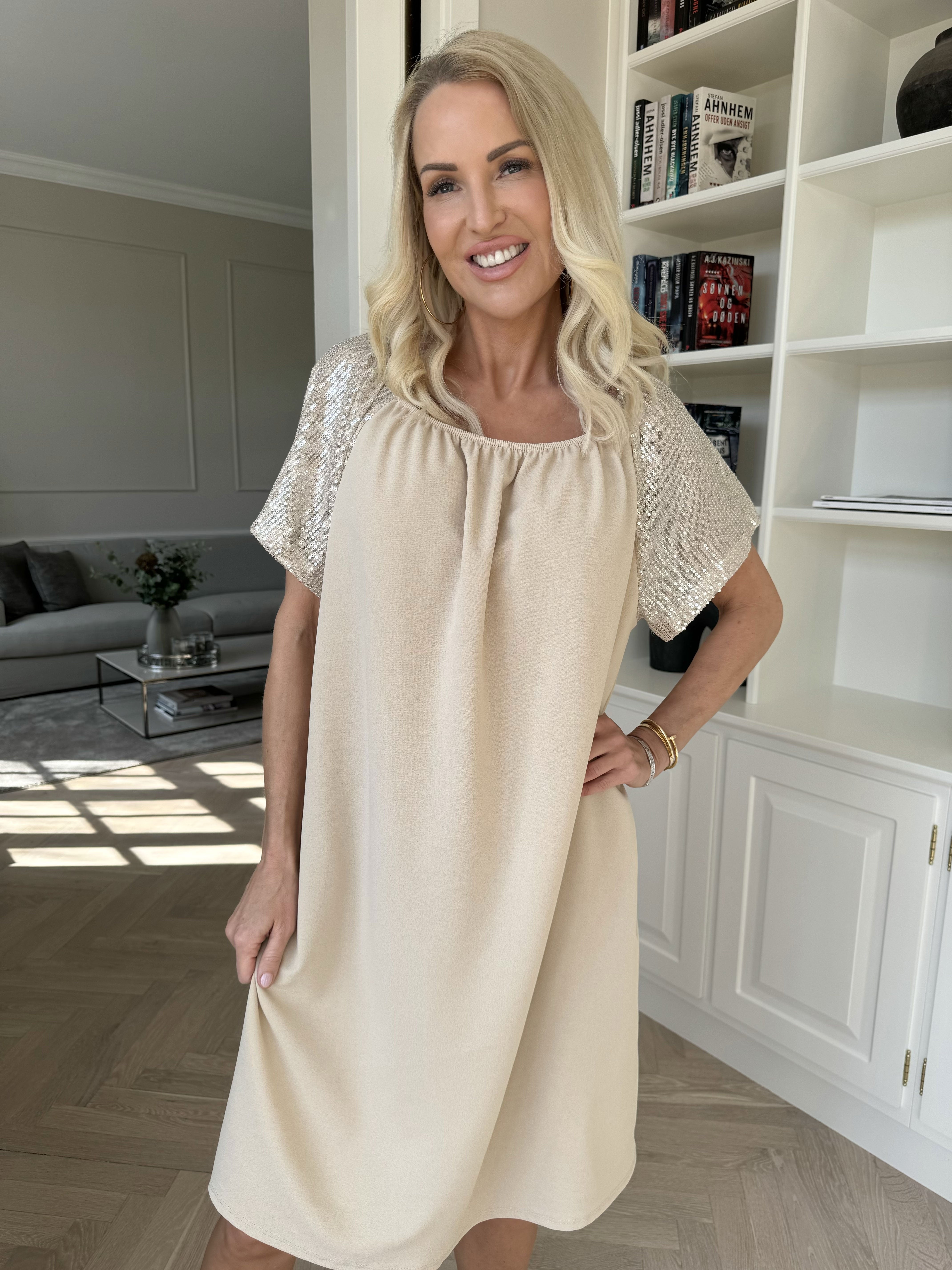 Kim - Söt elastisk klänning med paljettärmar